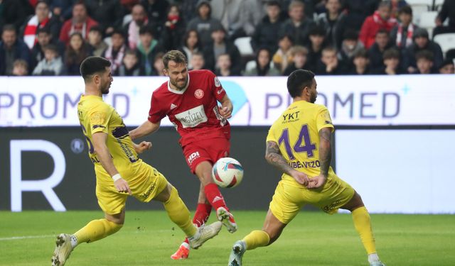 Antalyaspor evindeki en ağır hezimeti yaşadı: 1-4