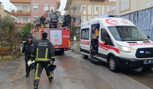 Antalya Manavgat’taki itfaiye ekiplerinden yanan çamaşır makinesine hızlı müdahale