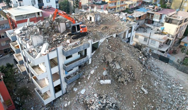 Depremin üstünden 23 ay geçti: Orta hasarlı binalarda yıkım sürüyor