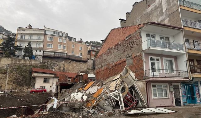 Isparta'da, altın ve ziynet eşyaları için 5 gün enkaz önünde nöbet tuttular