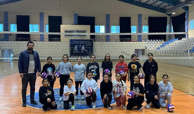 Korkuteli Belediyesi voleybol kış spor okulu başladı