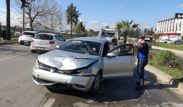 Antalya Kepez’de makas atan araç 2 kişinin yaralanmasına neden oldu