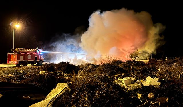 Antalya Gazipaşa’da, Koru Sahili Fidanlık Bölgesi’ndeki atık yangını işletmeyi dumana boğdu