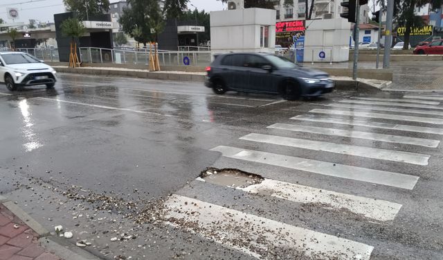 Antalya’da sağanak yağışlar yollarda bozulmalara neden oluyor