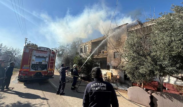 Antalya’da apartman boşluğunda çıkan yangın korkuttu