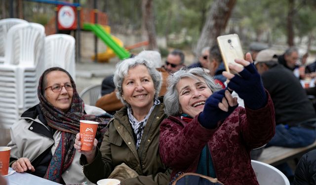 Mersin'de emekliler Kuyuluk Tabiat Parkı'nda eğlendi