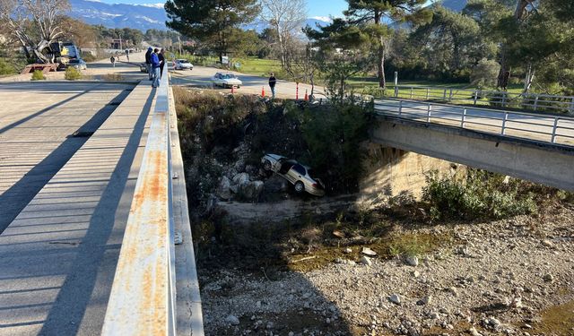 Kaş’ta yoldan çıkan otomobil, köprüden uçtu