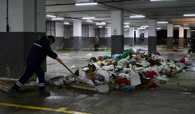 Kuşadası’nda semt pazarları sonrası temizlik mesaisi