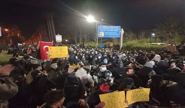 Akdeniz Üniversitesi’nde öğrenciler ve polis karşı karşıya geldi