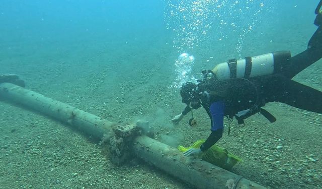 Bir damla umut için daldılar, torbalar dolusu çöp çıkardılar