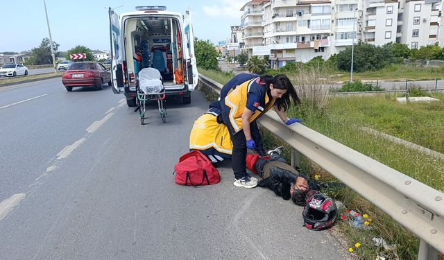 Antalya'da lastiği patlayan motosiklet devrildi