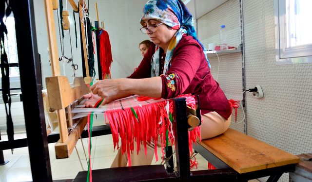 Mersin’de ayakkabı bağcıkları renkli çantalara dönüşüyor