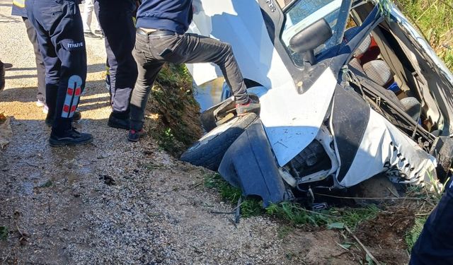 Serik’te minibüs şarampole devrildi
