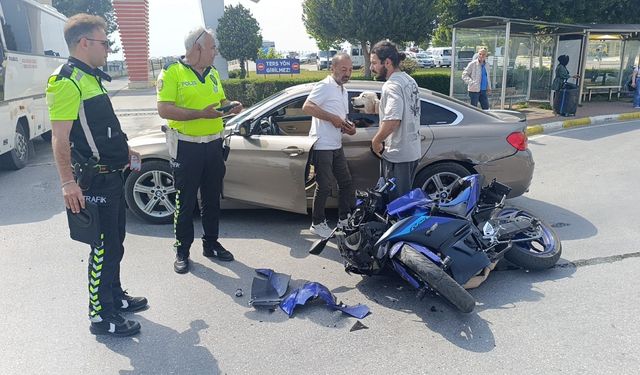 Manavgat’ta otomobil ile çarpışan motosiklet kameraya yansıdı