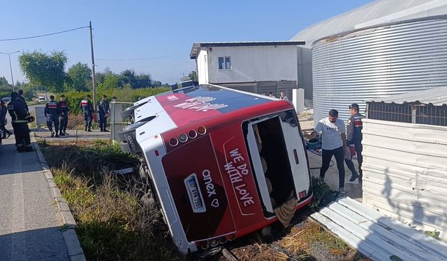 Antalya’da tur midibüsü devrildi, turistler yaralandı