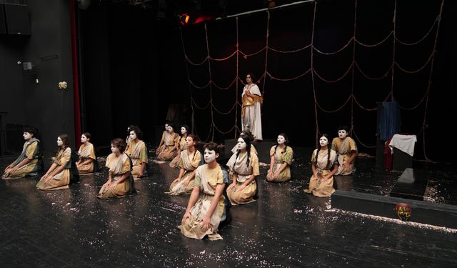 Alanya Belediyesi liselerarası tiyatro festivali coşkuyla başladı