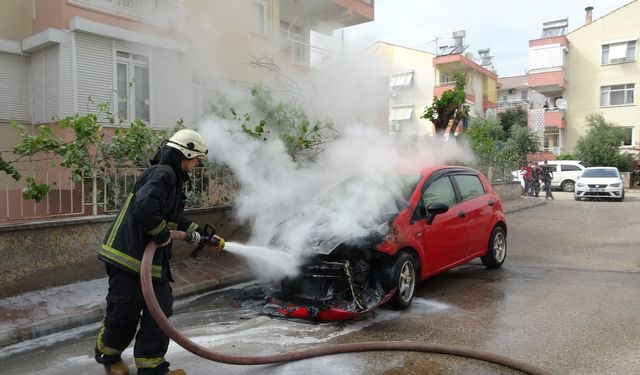 Otomobil alev alev yandı