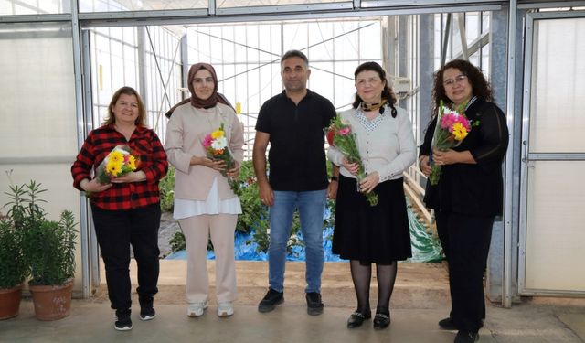 Anneler Günü için hazırlanan çiçekler Akdeniz Üniversitesi’nde satışa sunuldu