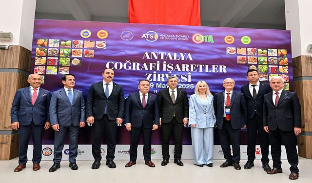 Antalya Büyükşehir Belediye Başkanı Muhittin Böcek hasat yaptı