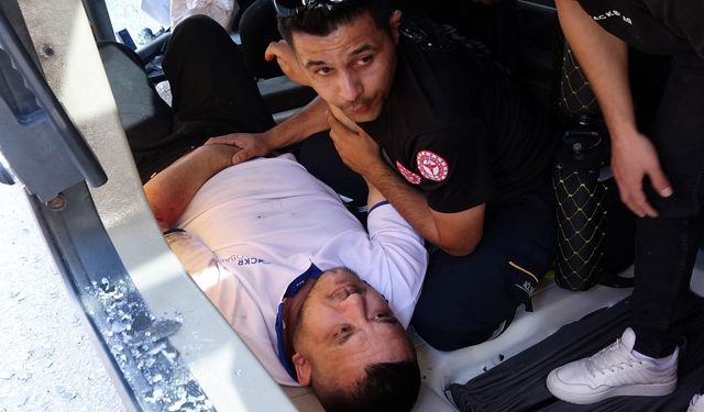 Sağlık görevlisi ile itfaiye eri, yaralı sürücünün elini bırakmadı