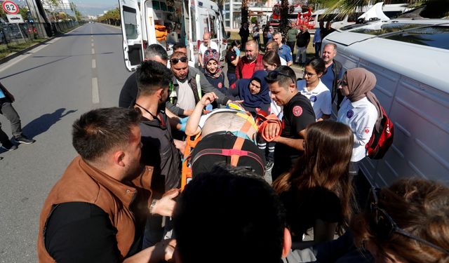 Antalya’da servis minibüsü devrildi, sıkışan sürücüyü ekipler çıkardı