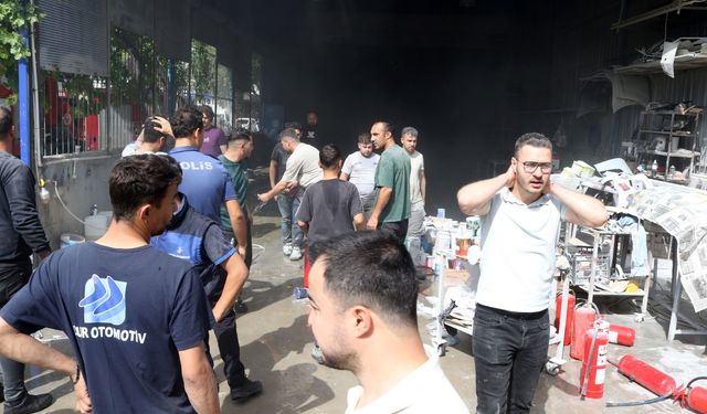 Araç boyama atölyesindeki yangında 12 kişi dumandan etkilendi