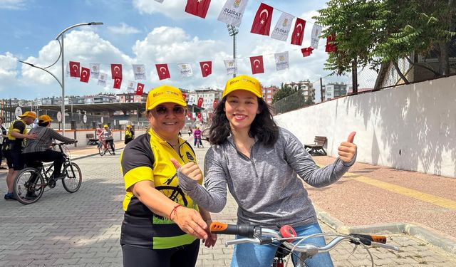 Tarsus'ta kadınlar bisiklet öğreniyor