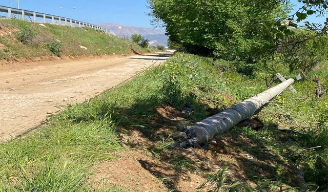 Denizli’de feci kaza... Elektrik direğine çarpan otomobil hurdaya döndü