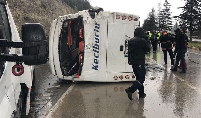 Isparta’da yolcu midibüsü devrildi: 15 yaralı