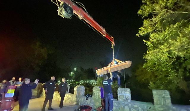 Köprüden düşen genç vinçle kurtarıldı
