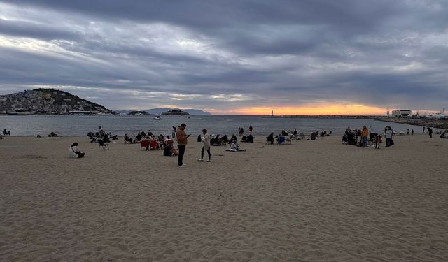 Kuşadası'nda sahiller doldu taştı... Yaz sezonu açıldı