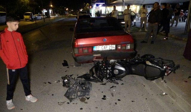 Motosikletli gençlerin ölümle burun buruna geldiği kaza kamerada