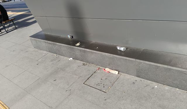 Antalya tramvay duraklarını çöplüğe çevirdiler