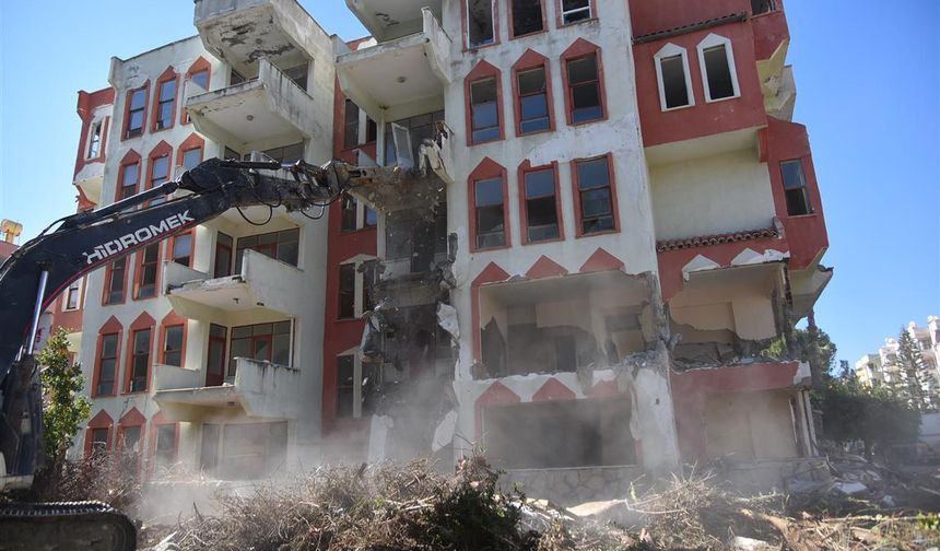 Antalya’da uyuşturucu binaları tek tek yıkılıyor
