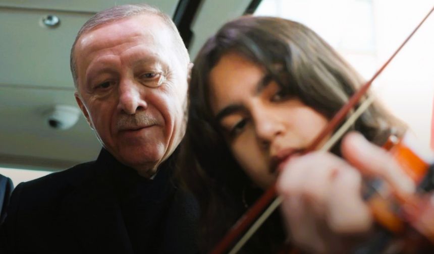 Erdoğan kemancı öğrenciye eşlik etti