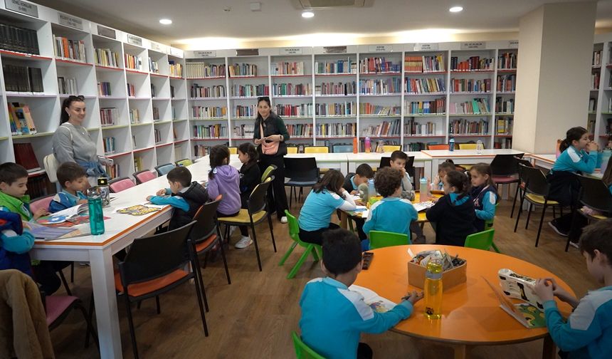 Antalya’da öğrenciler en sevdikleri kitapları beraber okudu