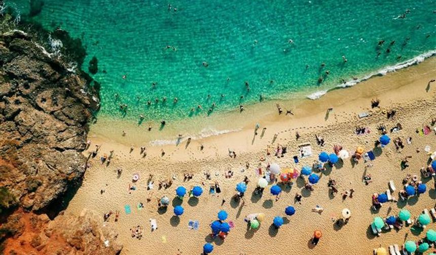 Şarkılara konu olan Akdeniz akşamlarının en tutkulu aşkı Antalya’nın bu plajında yaşandı