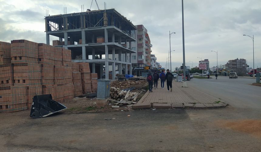 Antalya’da okul yollarında büyük tehlike… Antalyalılar yetkililere seslendi