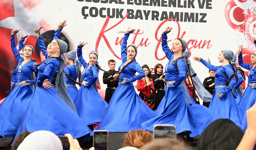 Manavgat'taki 23 Nisan kutlamalarında kardeş ülkelerden dans gösterisi