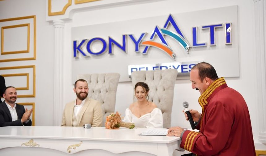 Antalya’nın yeni belediye başkanı ilk nikahını kıydı