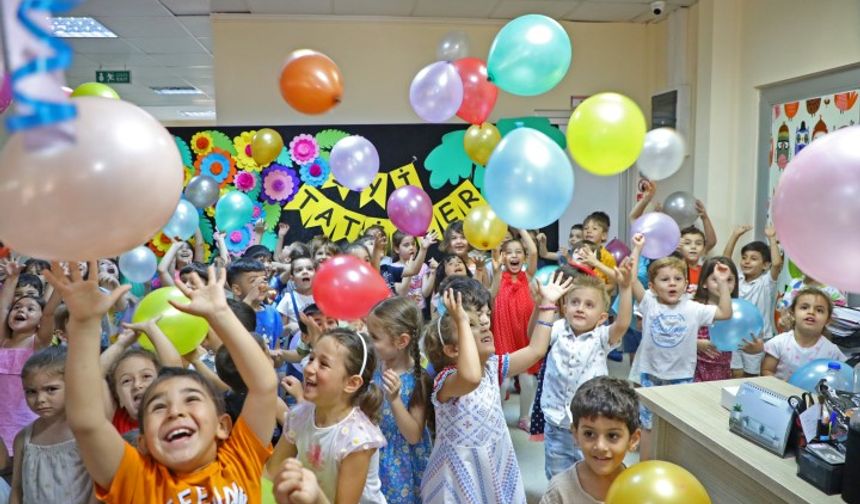 Antalya Büyükşehir Belediyesi’nin açtığı kreşlerde parti verildi… Minikler doyasıya eğlendi