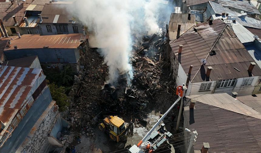 Konya'da 3 evin tamamen yandığı mahallede enkaz kaldırma işlemleri sürüyor