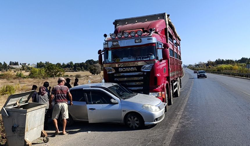 Antalya’da kamyonun önüne aldığı otomobil 500 metre sürüklendi… Şans eseri kimse yaralanmadı