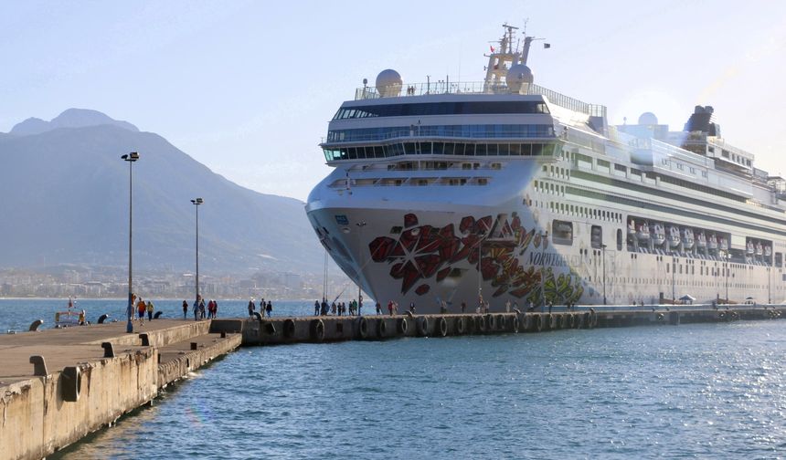 Antalya'ya gelen turist sayısı artarken, denizden gelen turist sayısı azalıyor