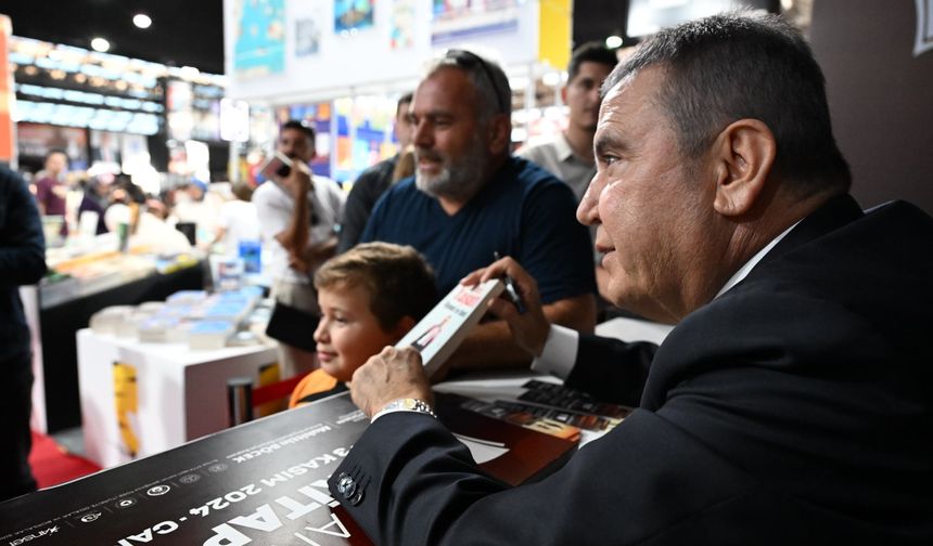 Başkan Muhittin Böcek, Antalya Kitap Fuarı’nda okurlarıyla buluştu