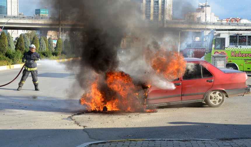 Adliye otoparkından çıkarken alev alan aracın sürücüsü korku yaşadı