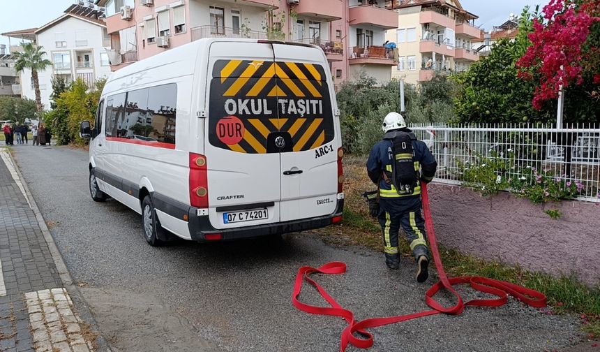 Antalya’da park halindeki okul servisi yanarak kullanılmaz duruma geldi