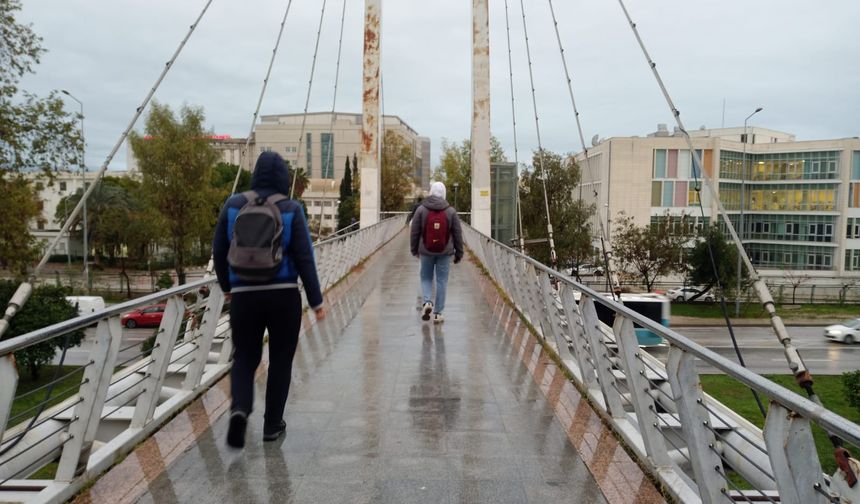 Antalya’da çatısız üst geçitler vatandaşların canını tehlikeye atıyor