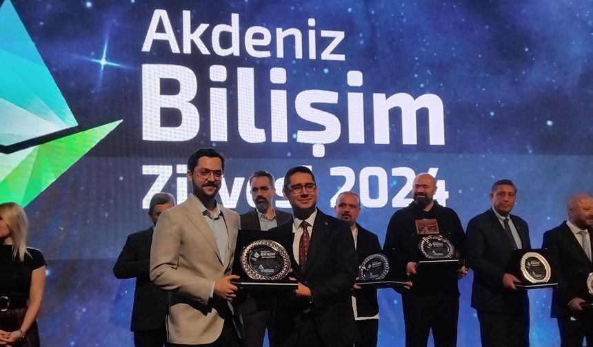 8. Akdeniz Bilişim Zirvesi’nde, yapay zeka ve dijital çağın geleceği konuşuldu