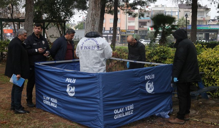 Antalya’da bir bankın  yanında ölü bulundu